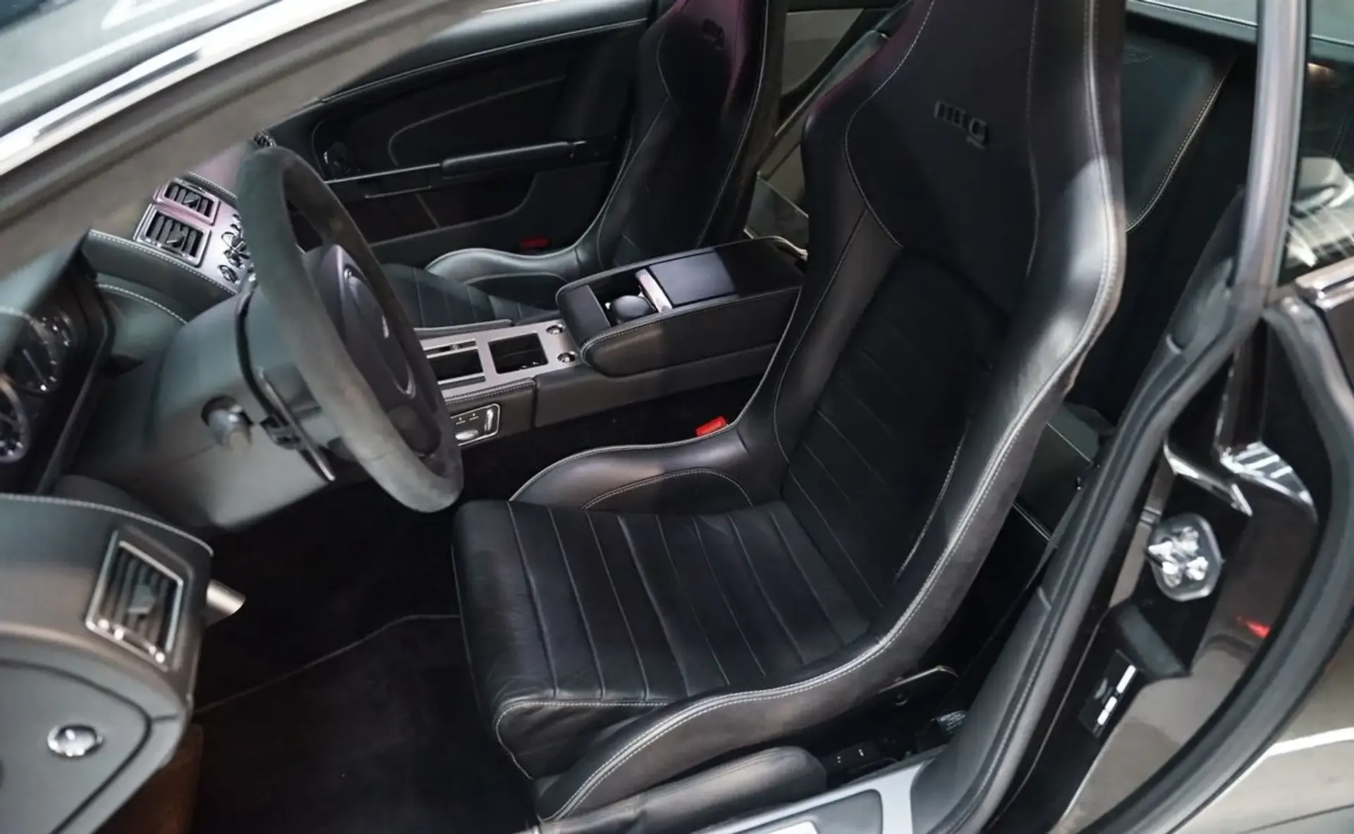 Aston Martin DB9 — photo 14