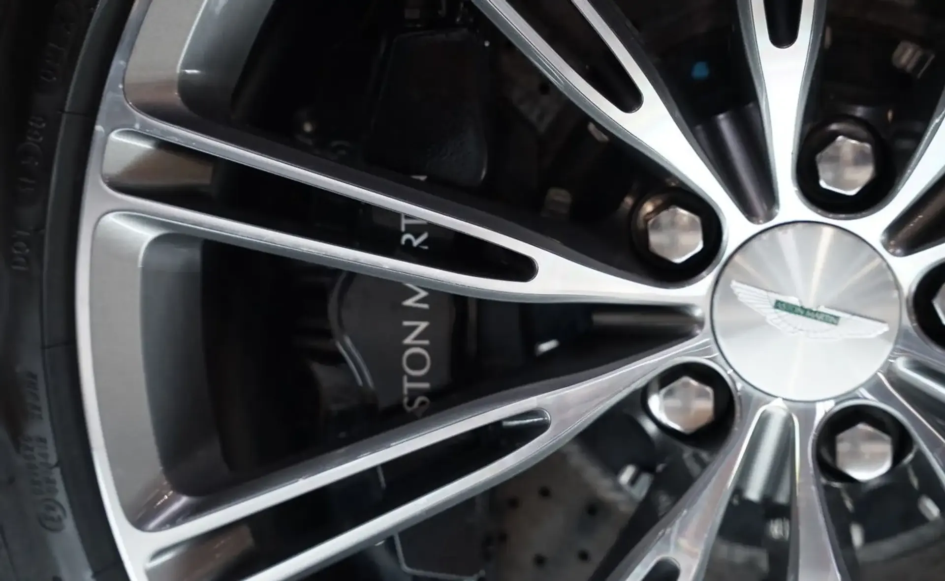 Aston Martin DB9 — photo 9