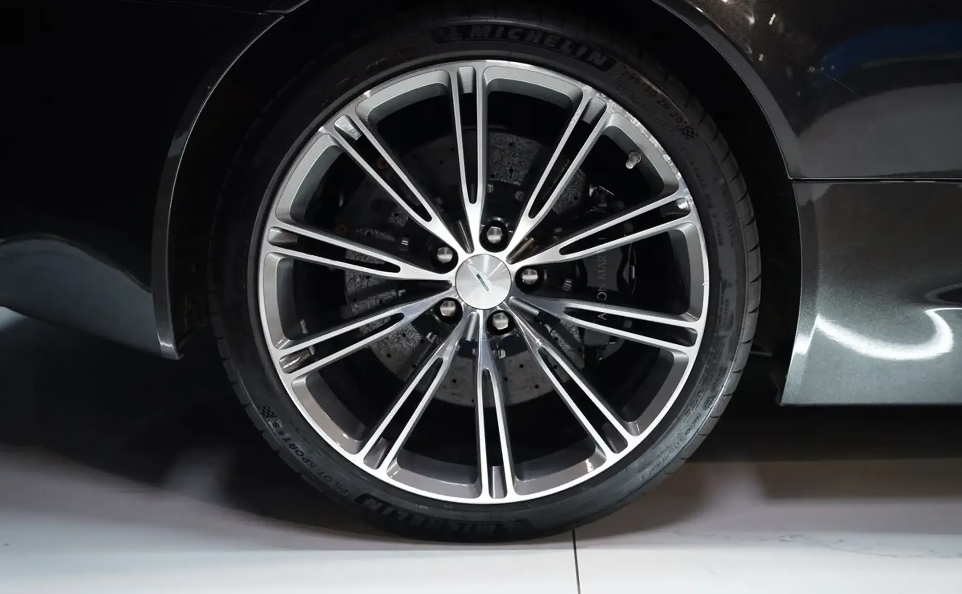 Aston Martin DB9 — photo 6