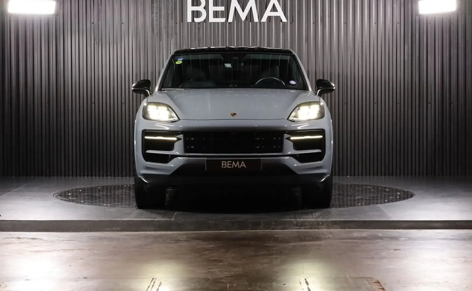 Porsche Cayenne — photo 2