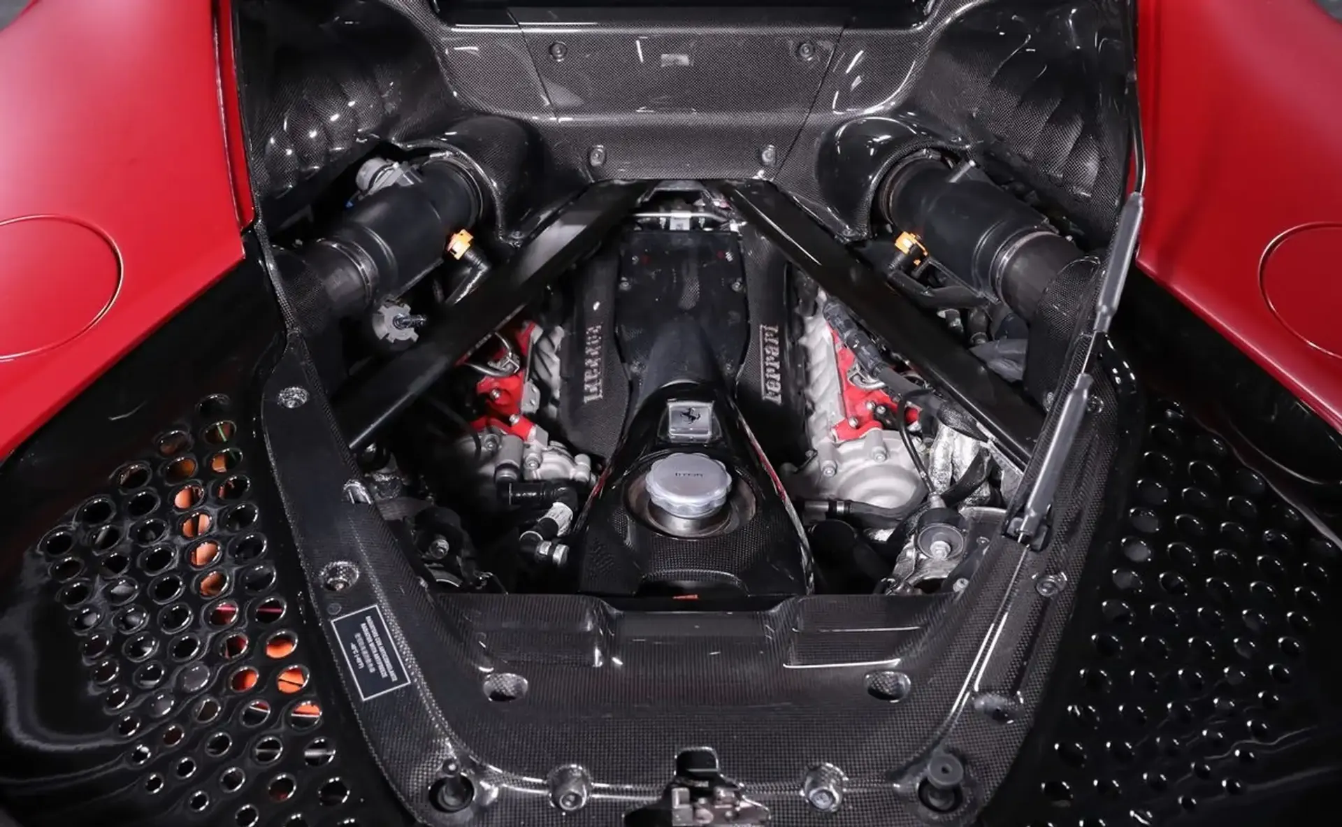 Ferrari SF90 — photo 14