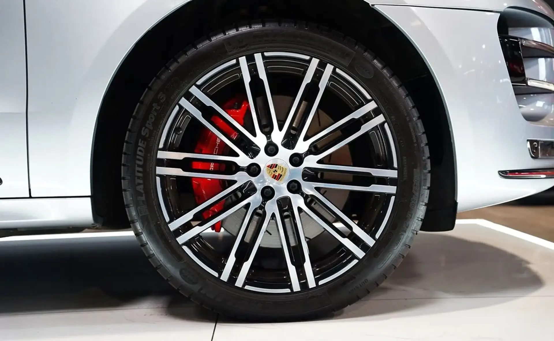 Porsche Macan — photo 6