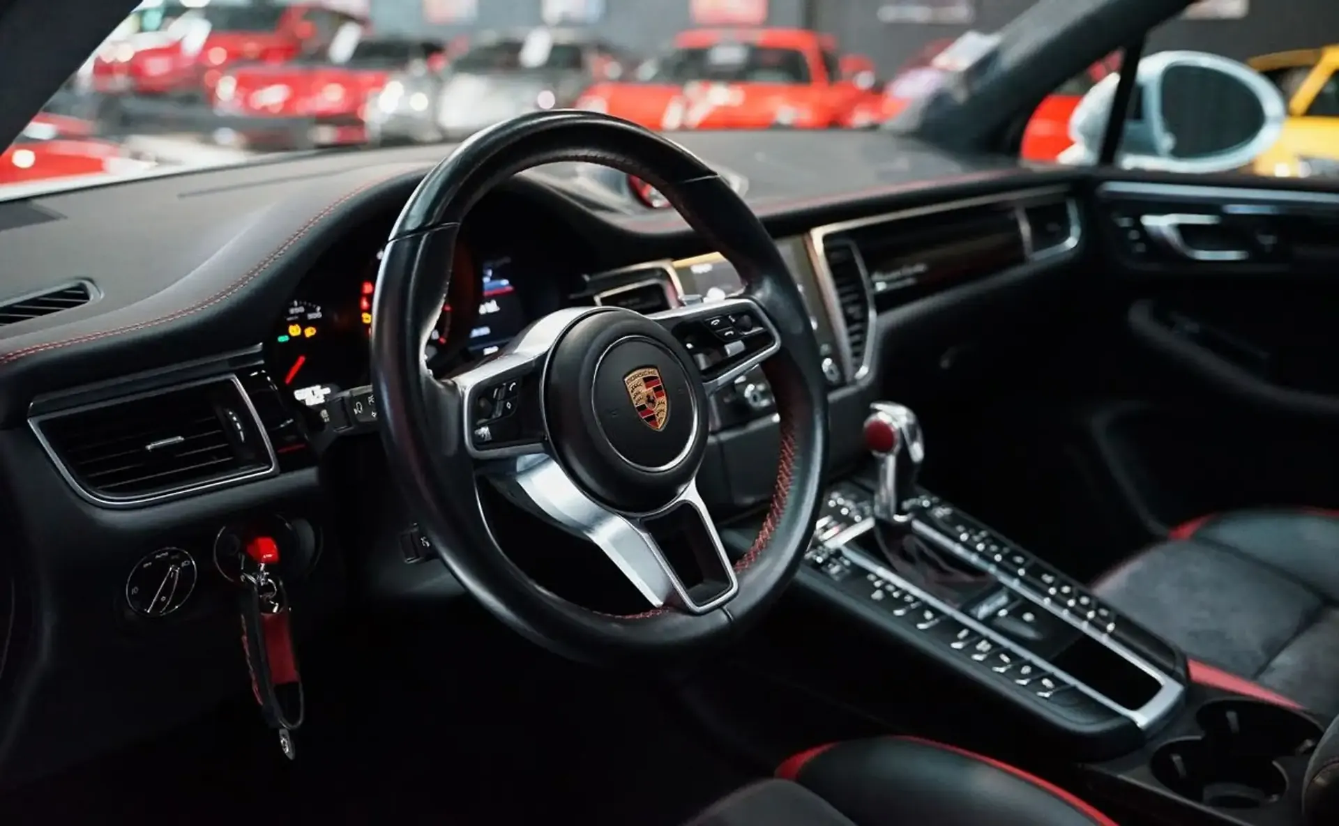 Porsche Macan — photo 9