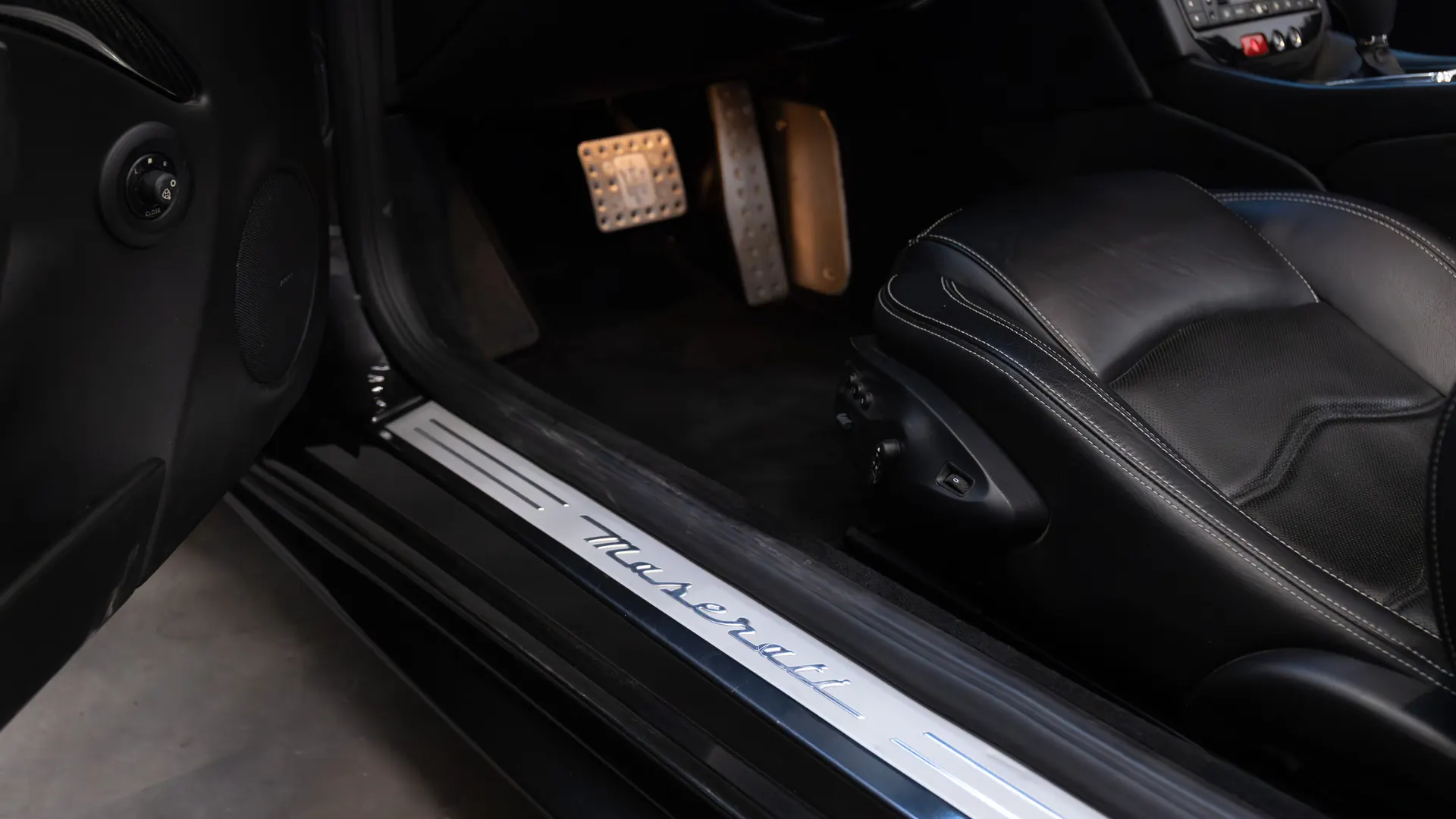 Maserati GranCabrio — photo 11