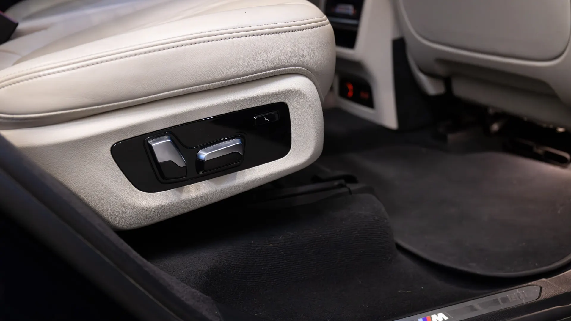 BMW X7 — photo 27