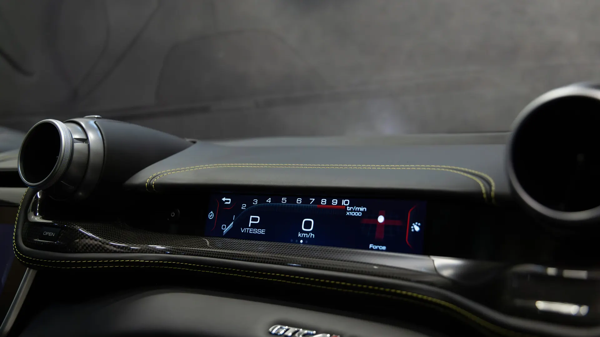 Ferrari GTC4Lusso — photo 37