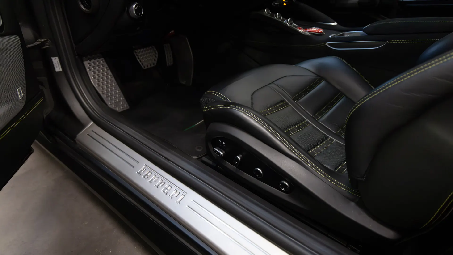 Ferrari GTC4Lusso — photo 17