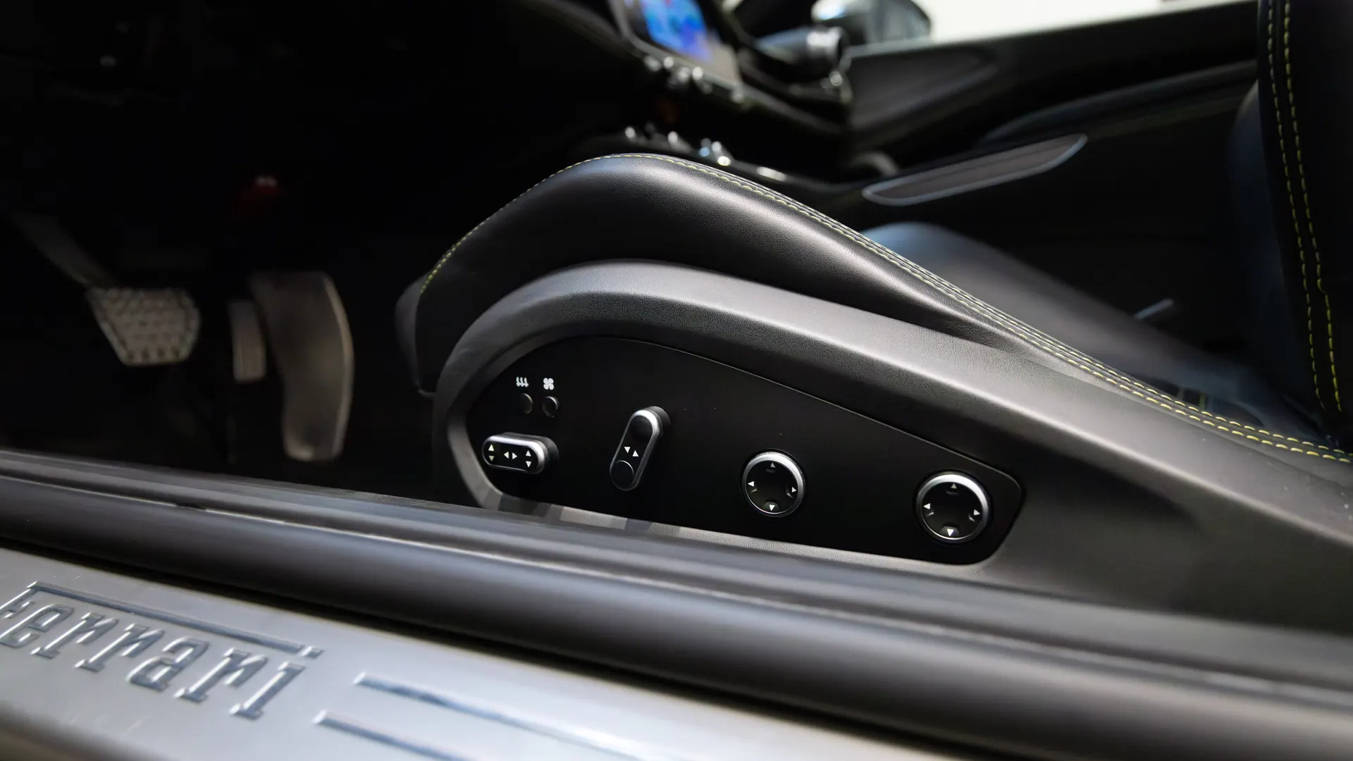 Ferrari GTC4Lusso — photo 14