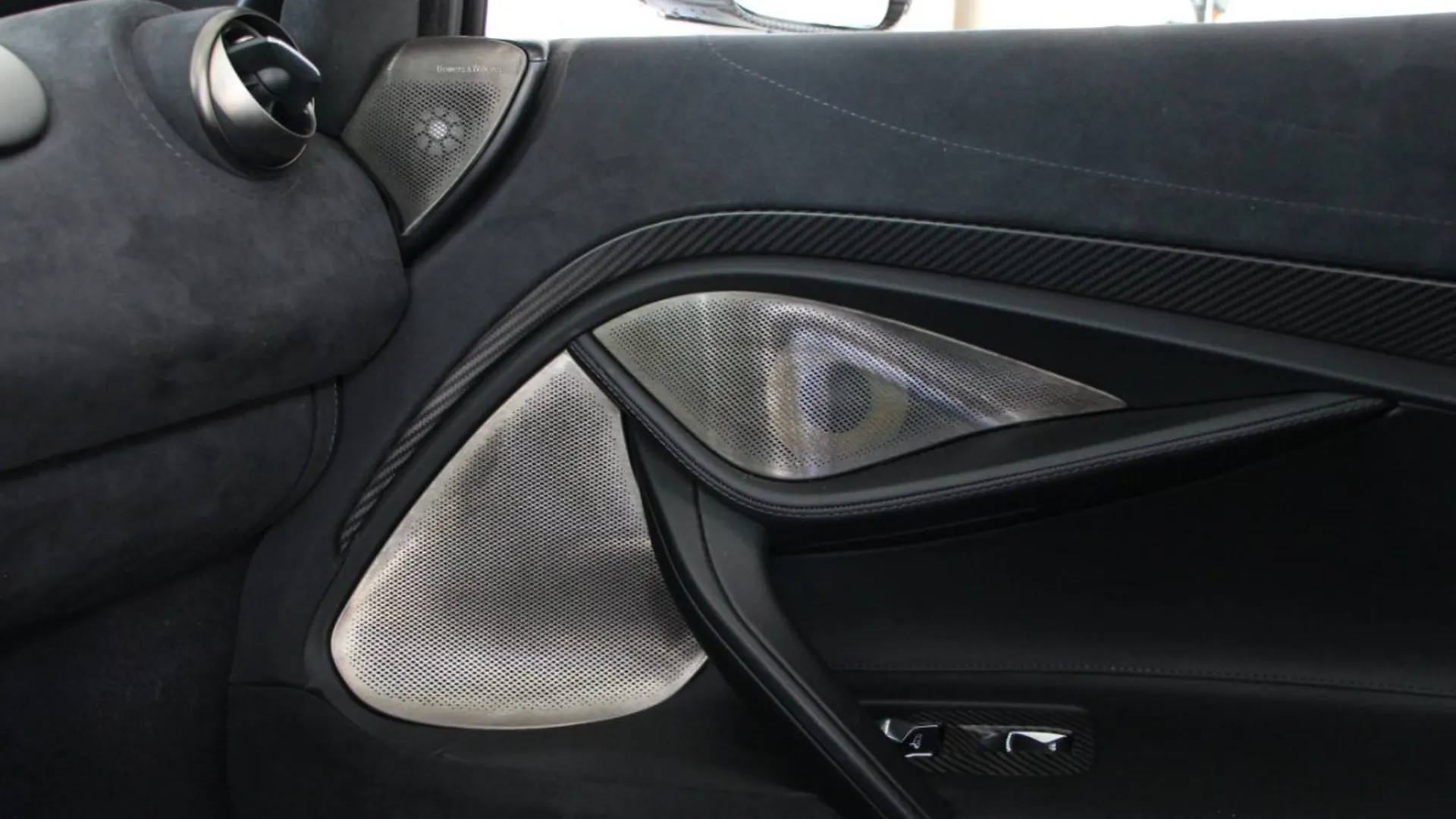 McLaren 720S — photo 28