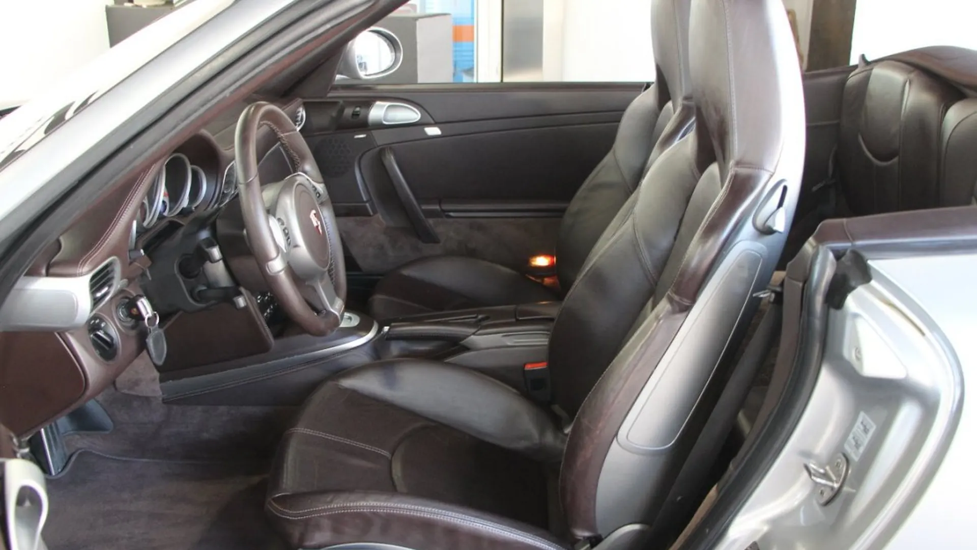Porsche 911 — photo 11