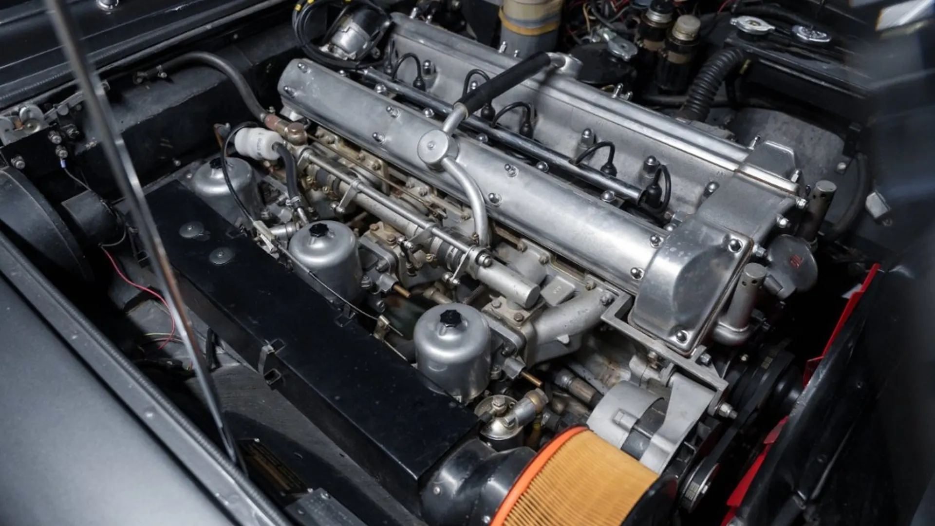 Aston Martin DBS — photo 48