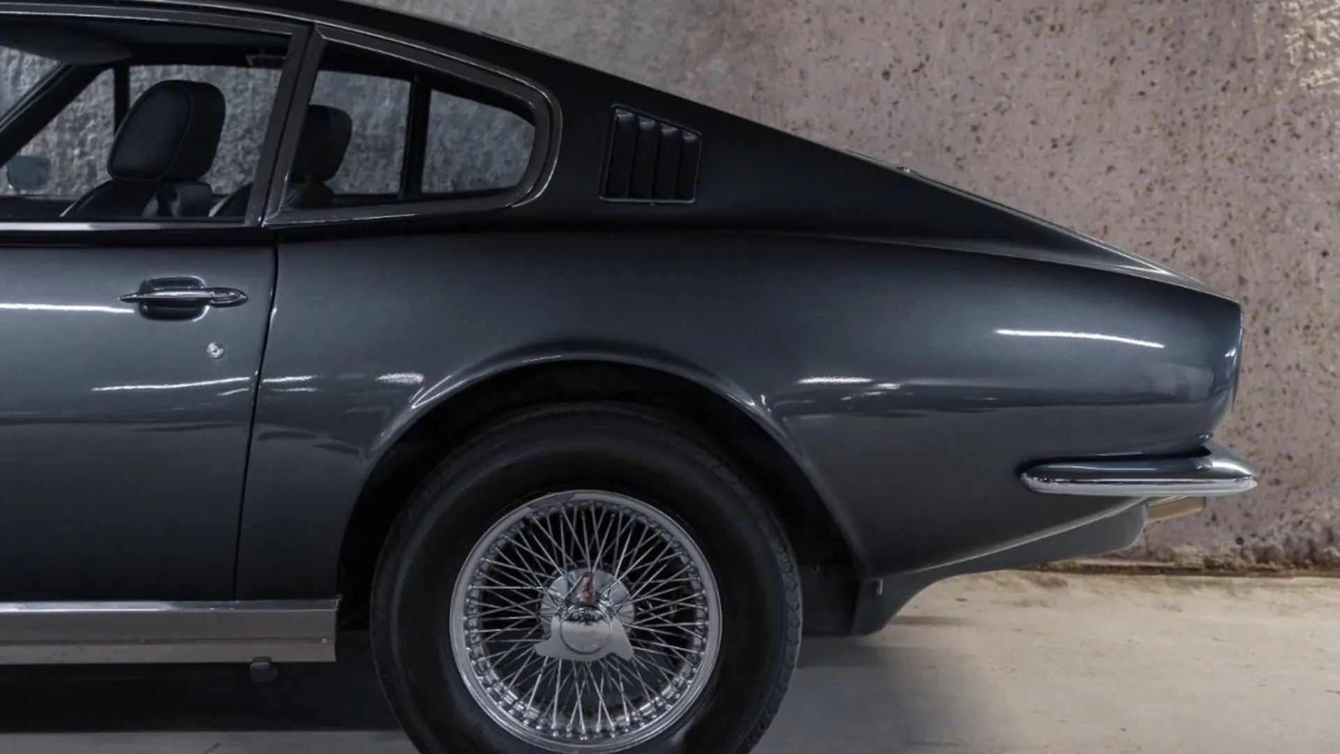 Aston Martin DBS — photo 15
