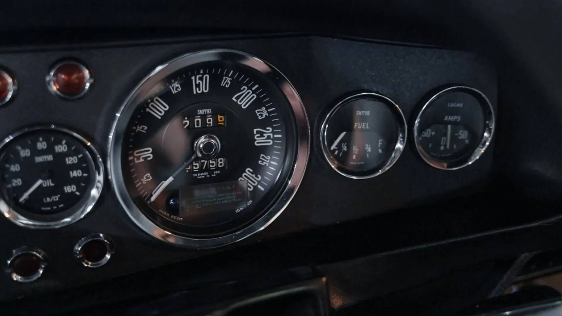 Aston Martin DBS — photo 36