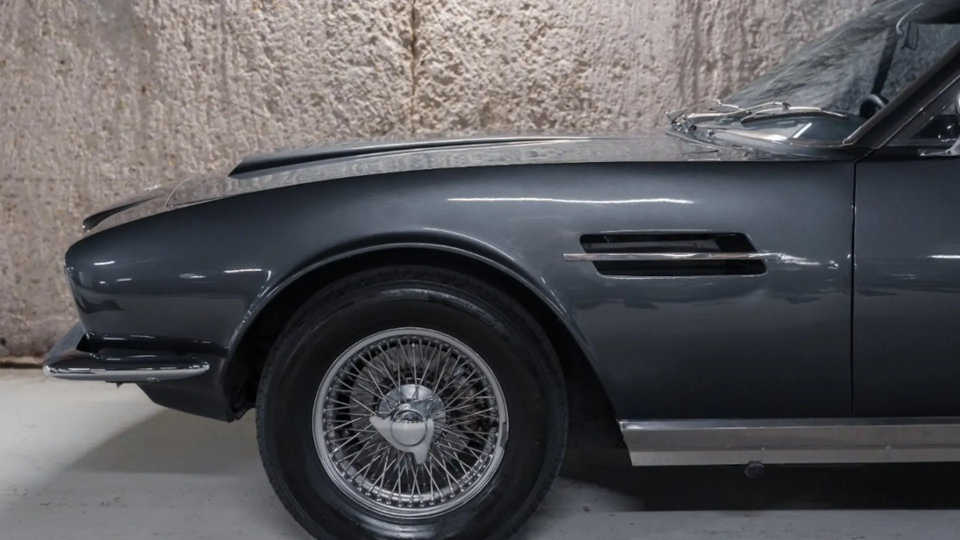 Aston Martin DBS — photo 10