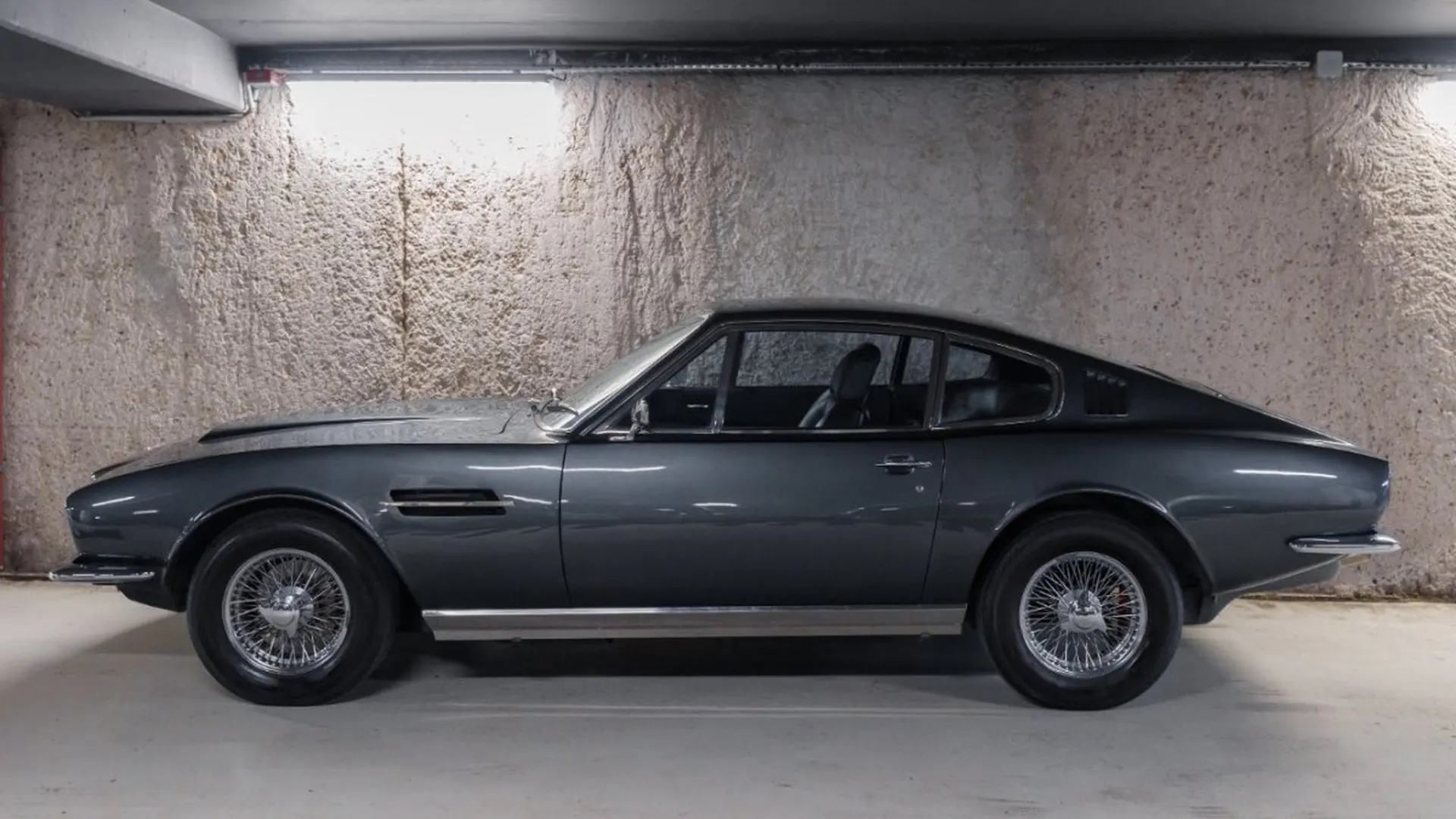 Aston Martin DBS — photo 8