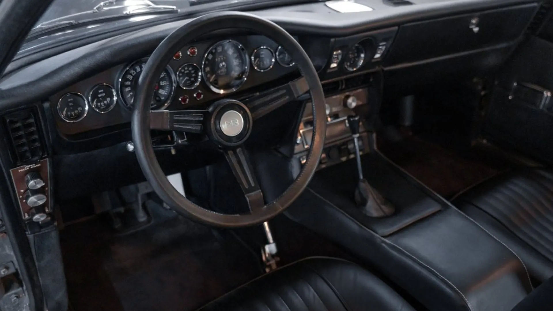 Aston Martin DBS — photo 31