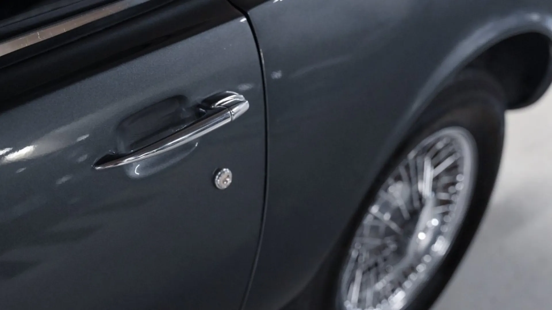 Aston Martin DBS — photo 14