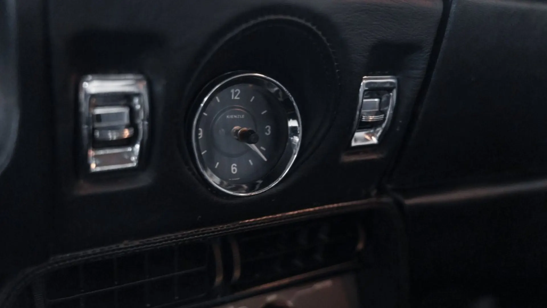 Aston Martin DBS — photo 39