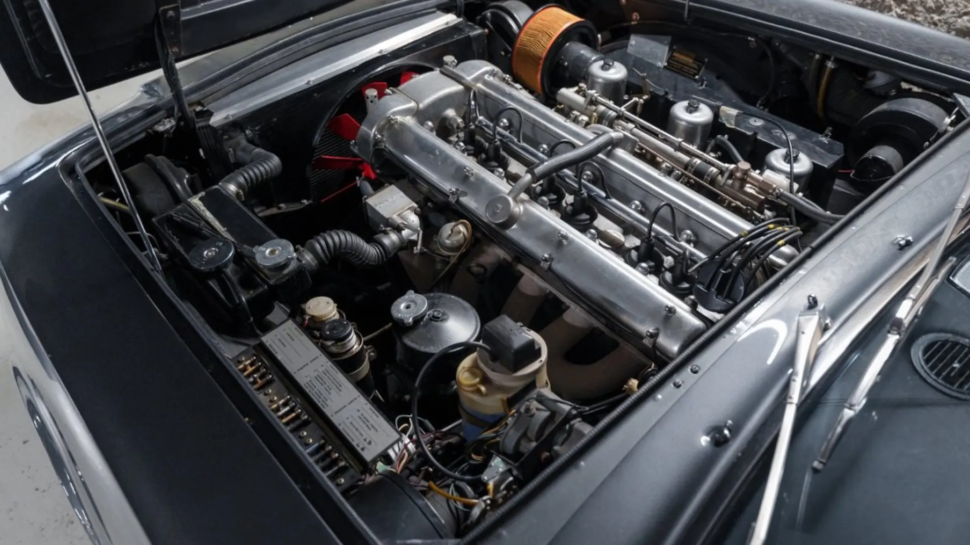 Aston Martin DBS — photo 46