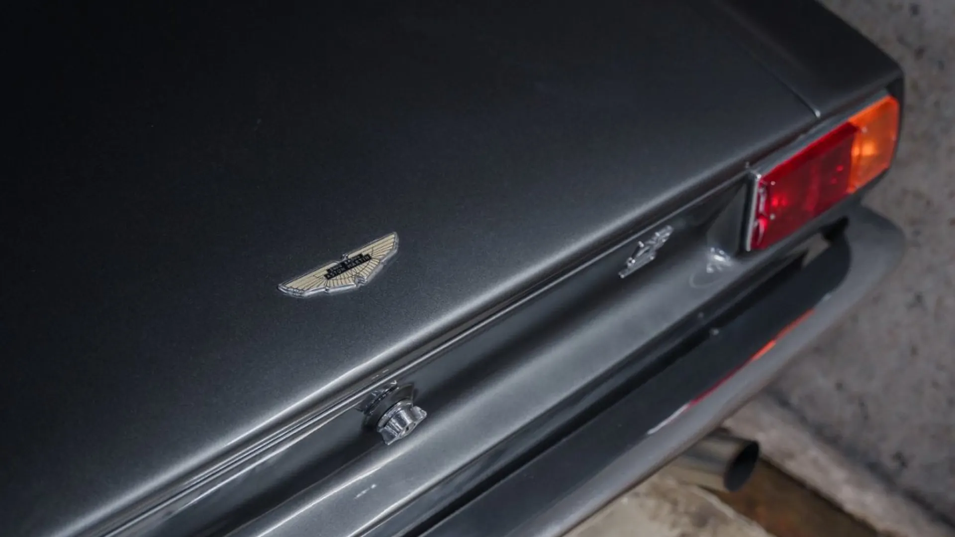 Aston Martin DBS — photo 17