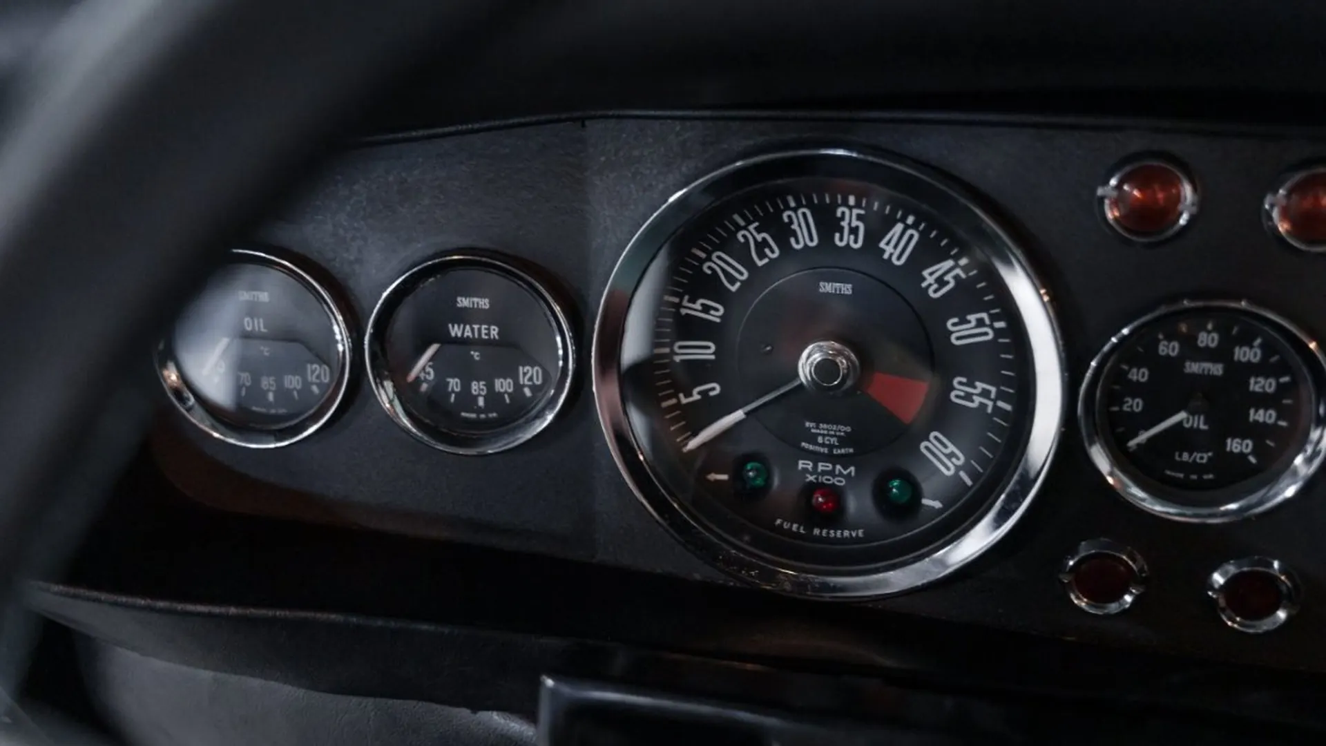Aston Martin DBS — photo 35