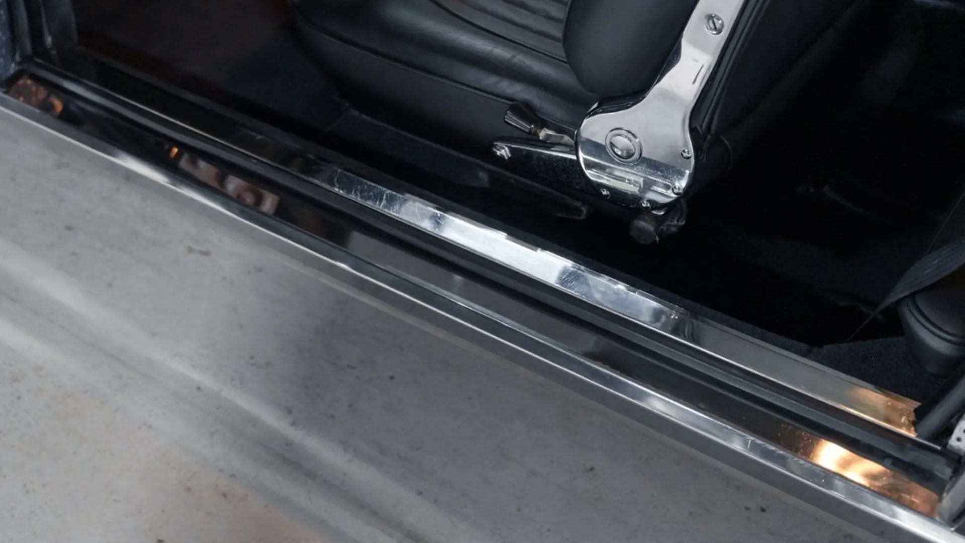 Aston Martin DBS — photo 26