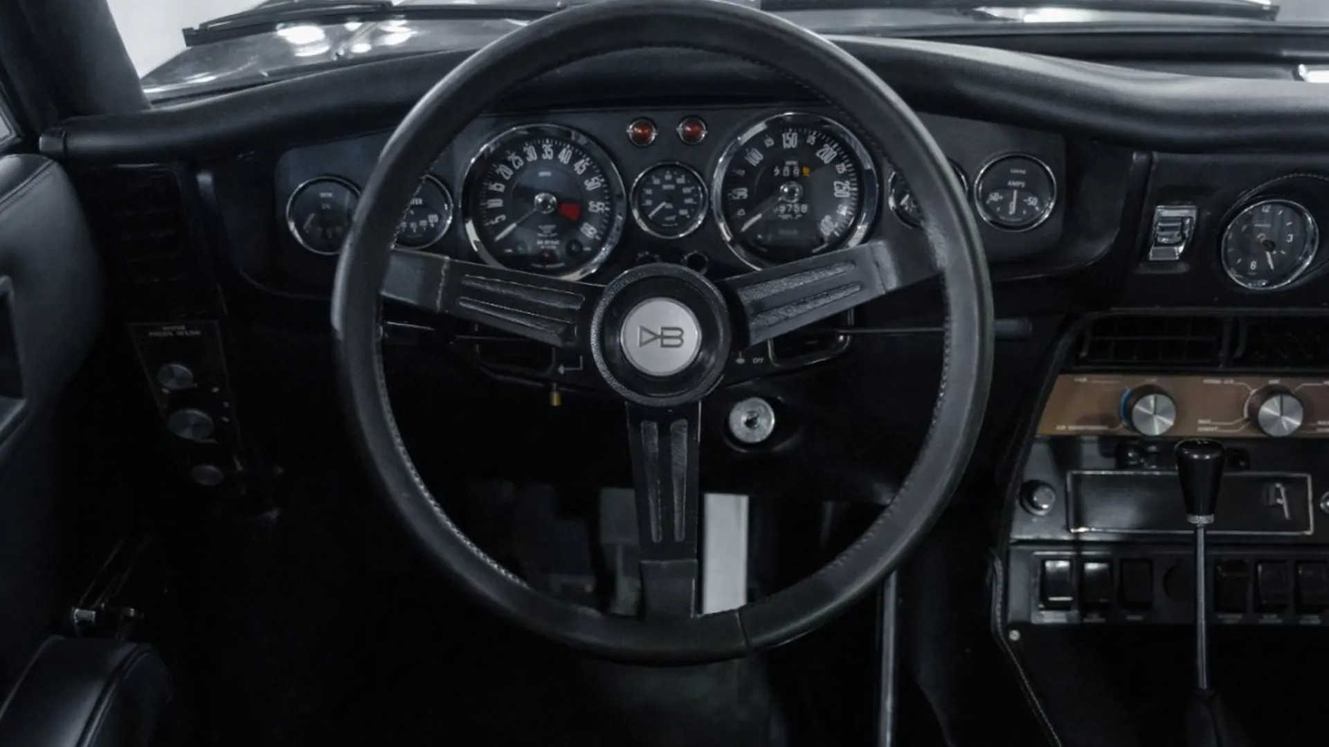 Aston Martin DBS — photo 33