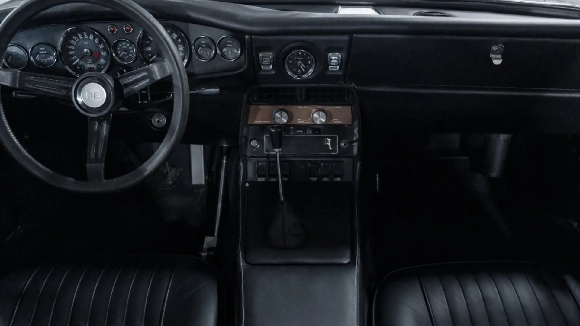 Aston Martin DBS — photo 38