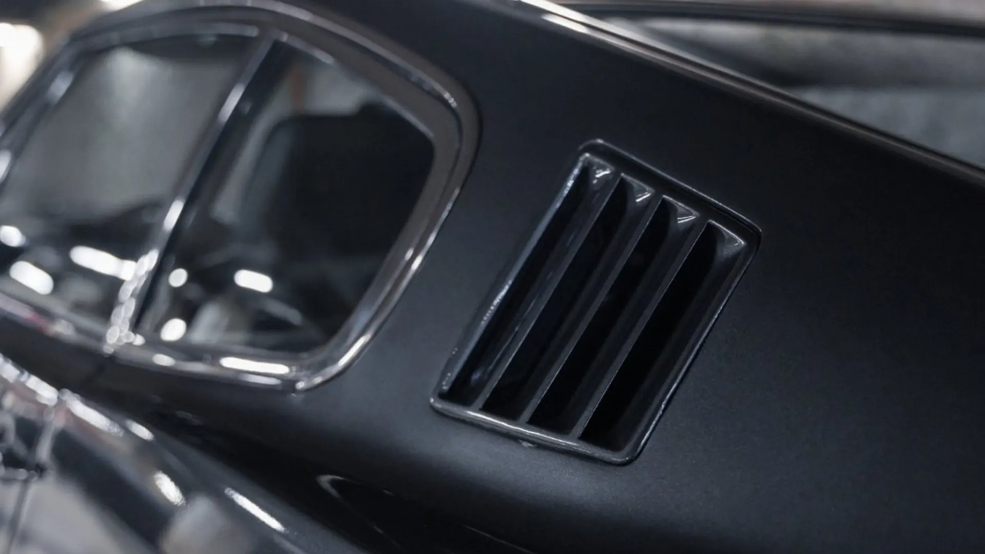 Aston Martin DBS — photo 13