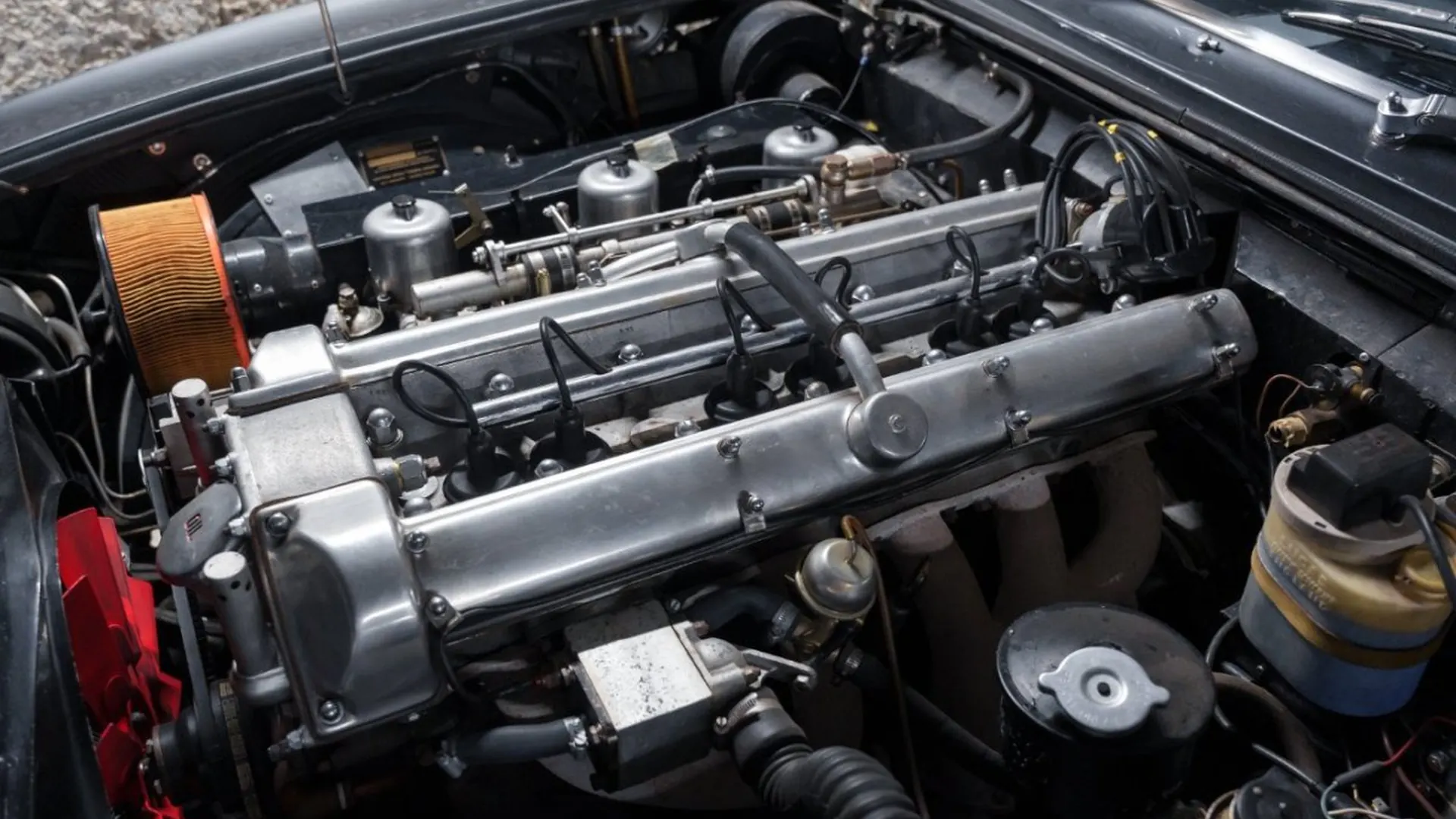 Aston Martin DBS — photo 47