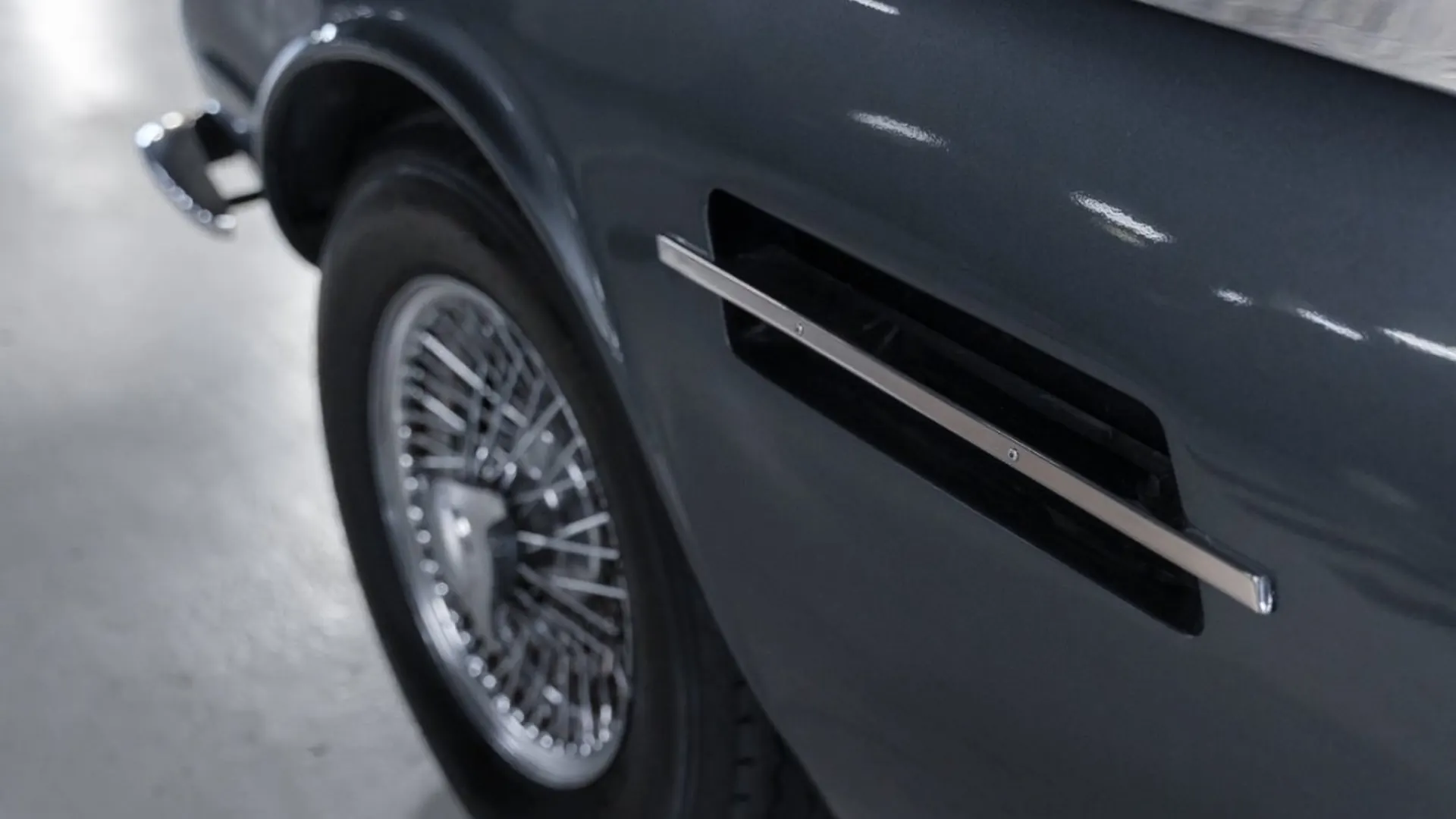Aston Martin DBS — photo 11