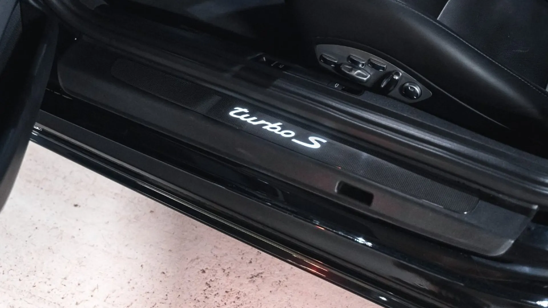 Porsche 911 — photo 24