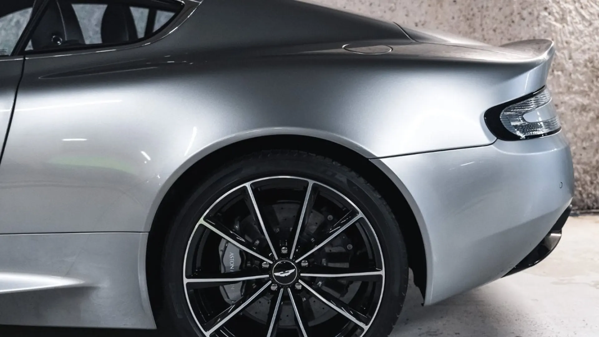 Aston Martin DB9 — photo 12