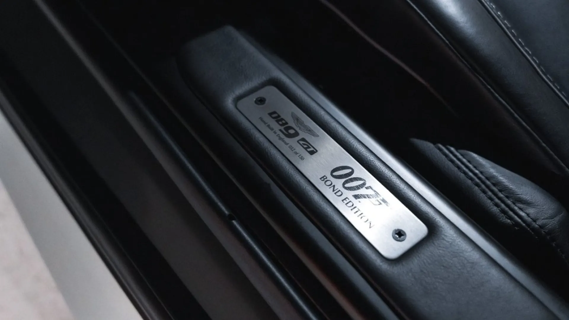 Aston Martin DB9 — photo 24