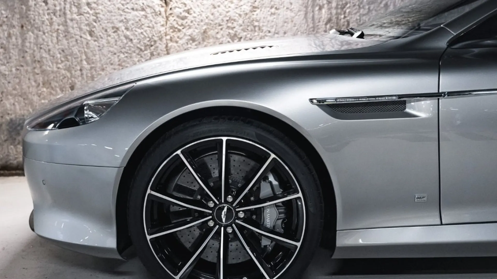 Aston Martin DB9 — photo 9