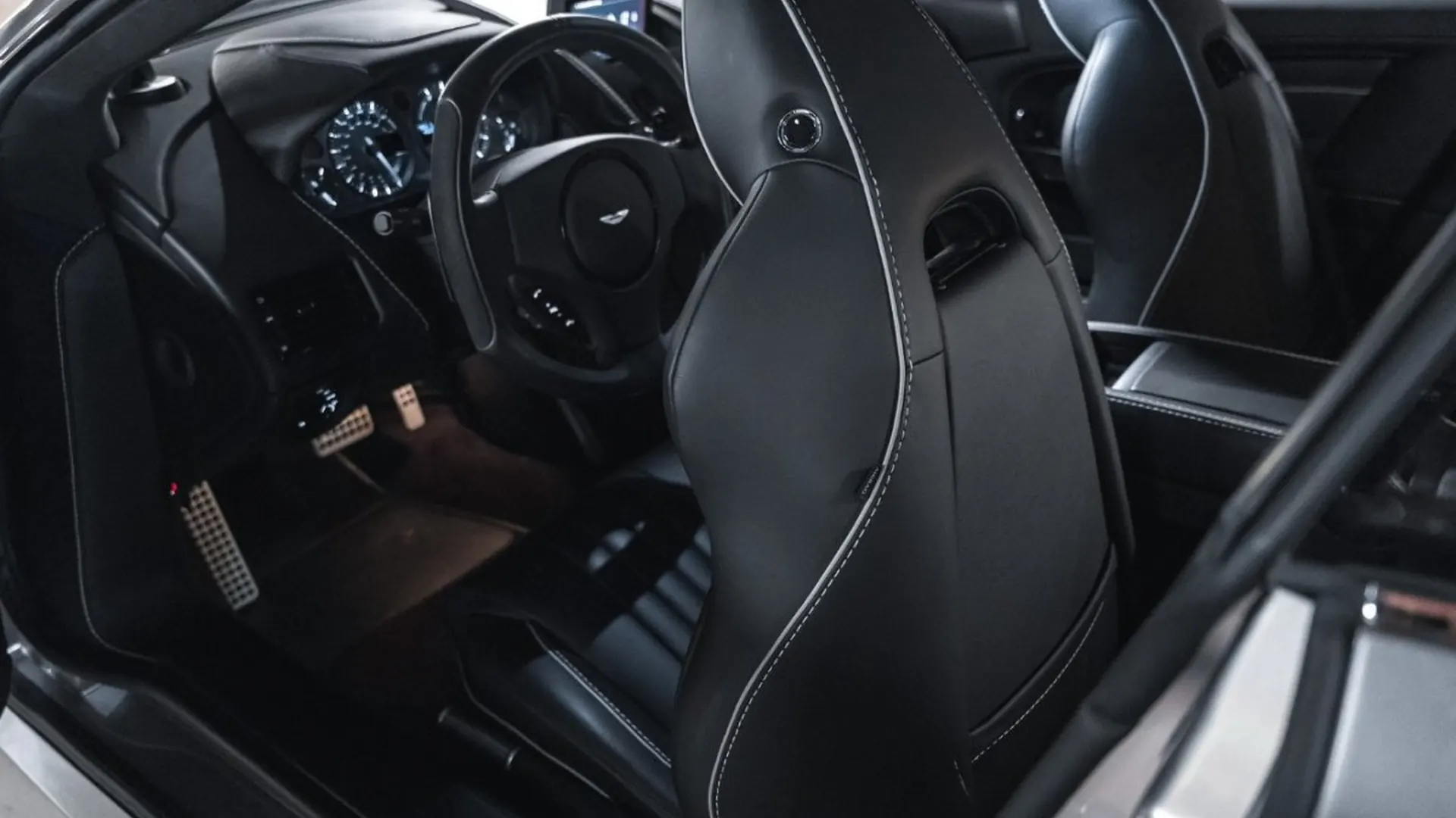 Aston Martin DB9 — photo 40