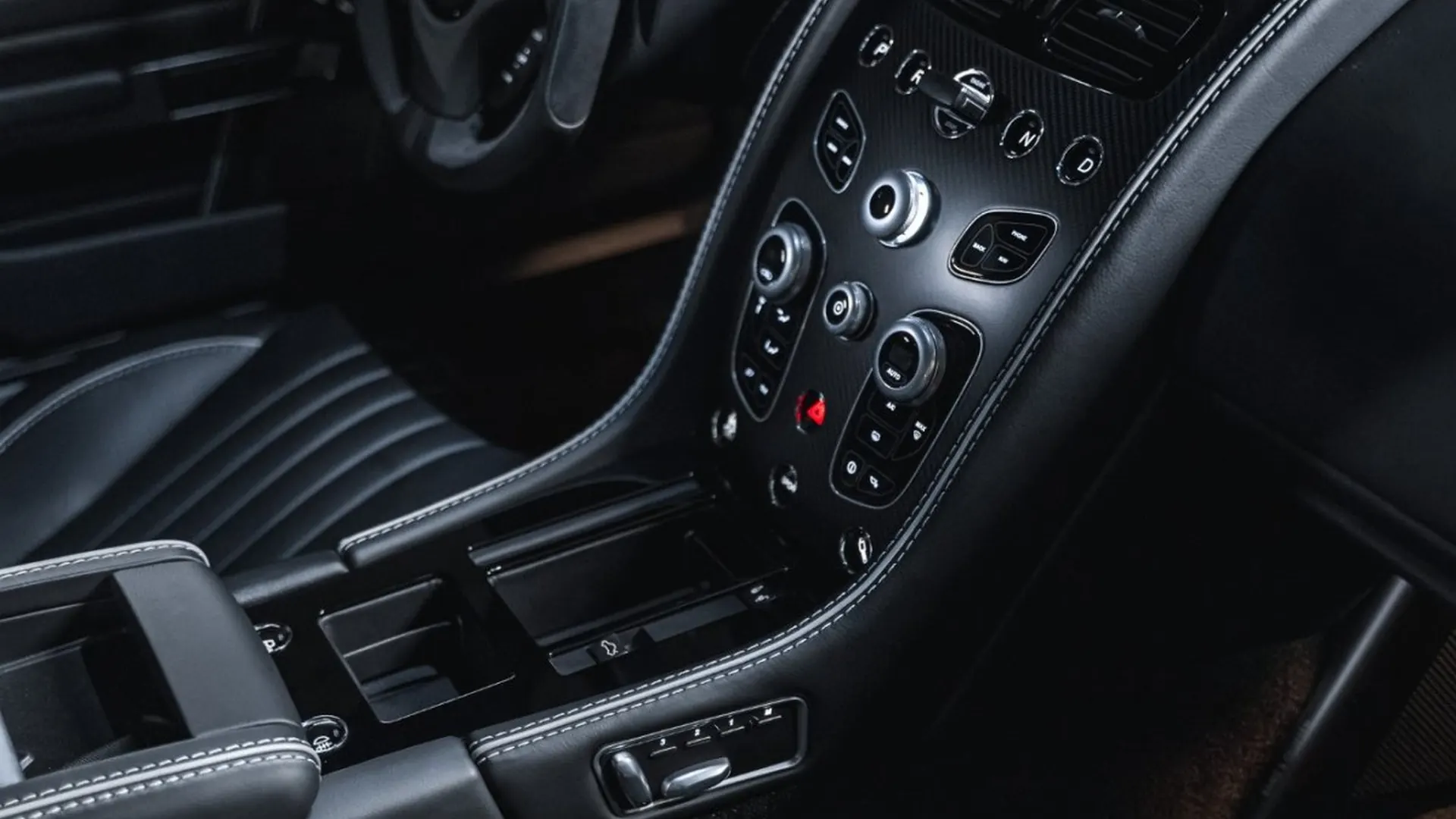 Aston Martin DB9 — photo 34