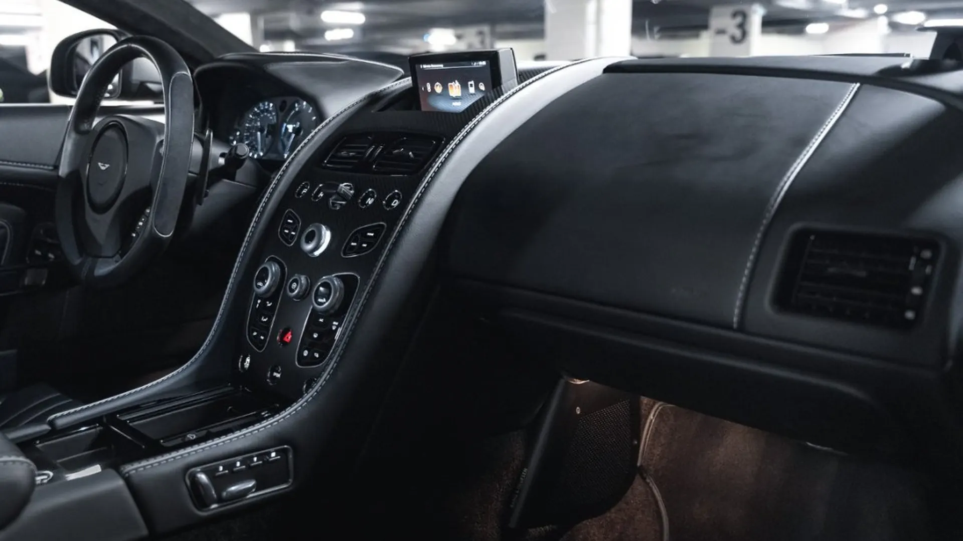 Aston Martin DB9 — photo 38