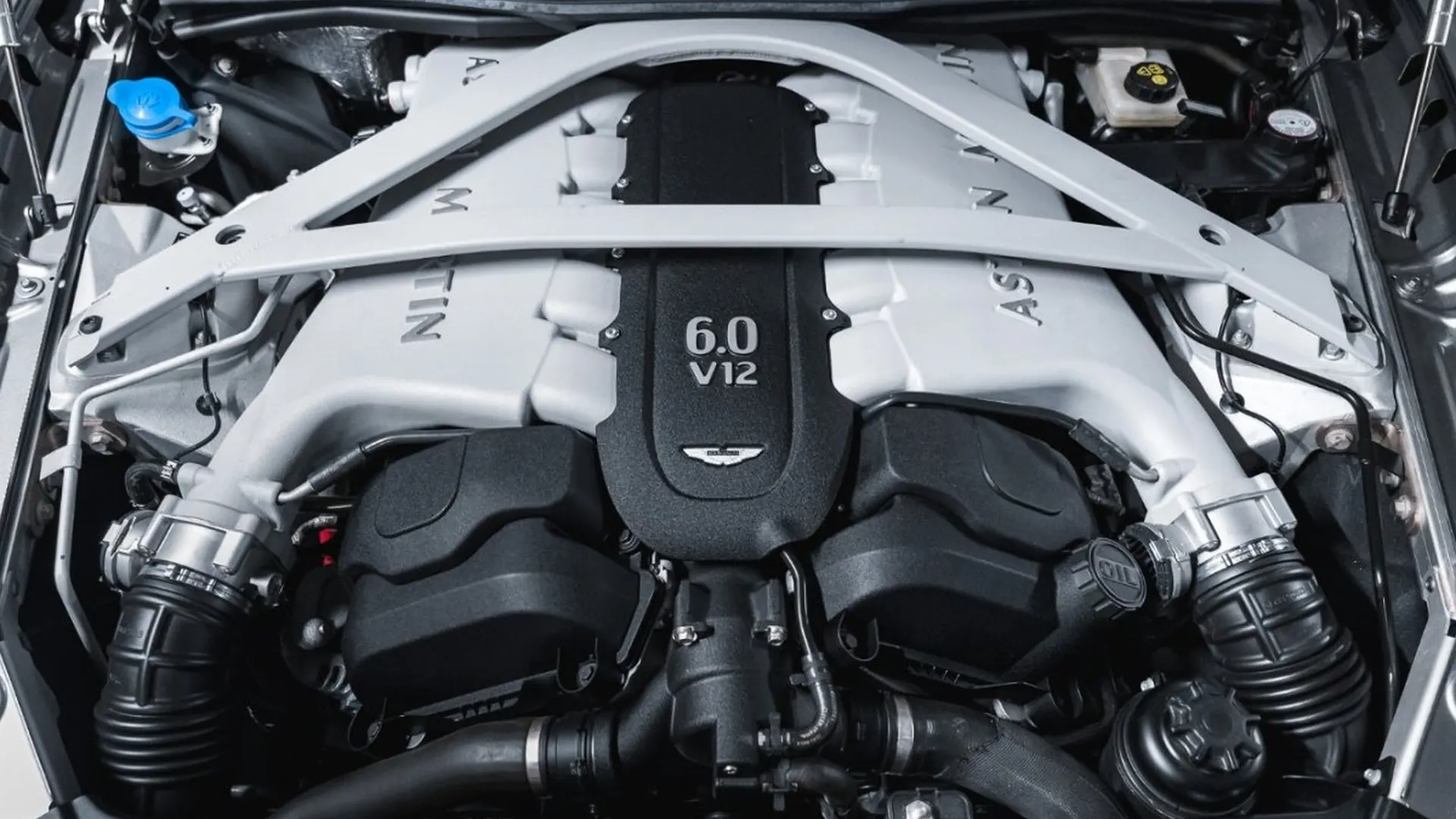 Aston Martin DB9 — photo 44