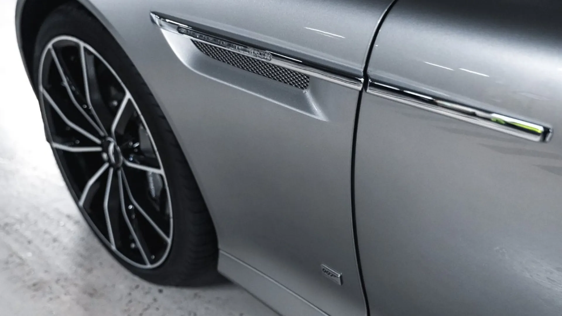 Aston Martin DB9 — photo 10