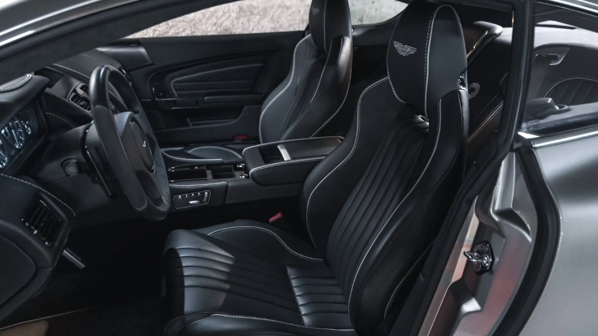 Aston Martin DB9 — photo 25