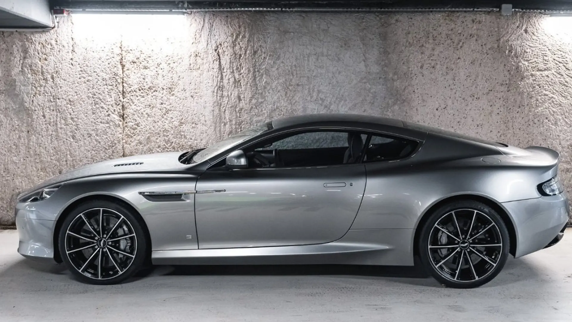Aston Martin DB9 — photo 8