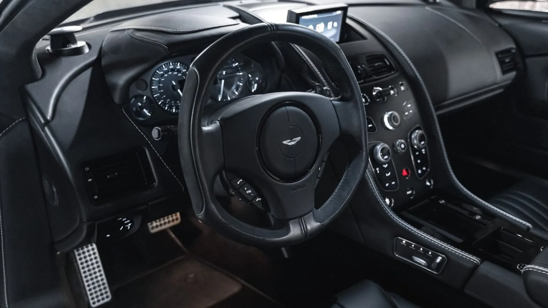 Aston Martin DB9 — photo 28
