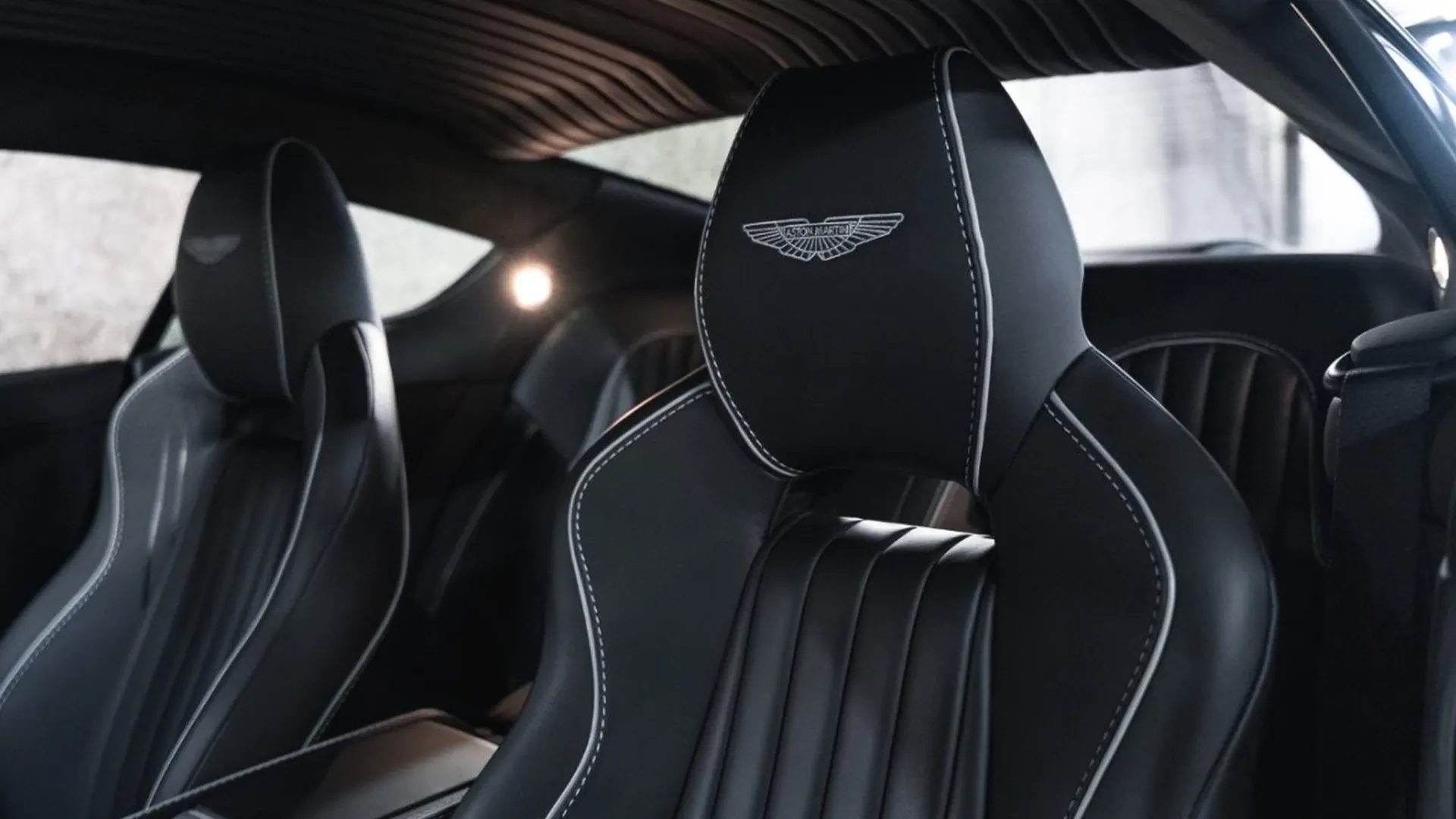 Aston Martin DB9 — photo 26