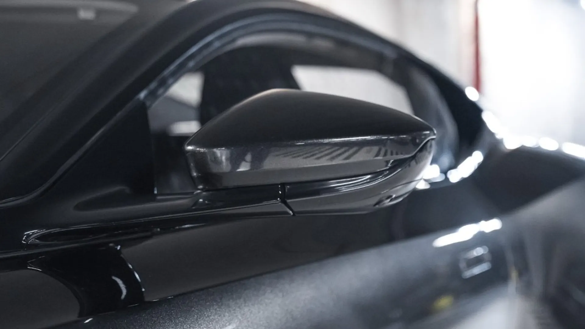 Aston Martin DB11 — photo 11