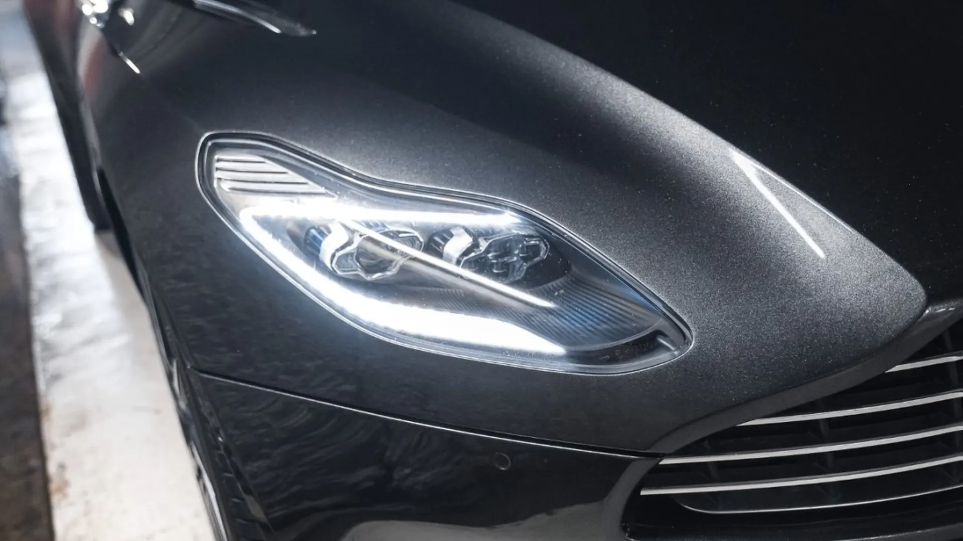 Aston Martin DB11 — photo 6