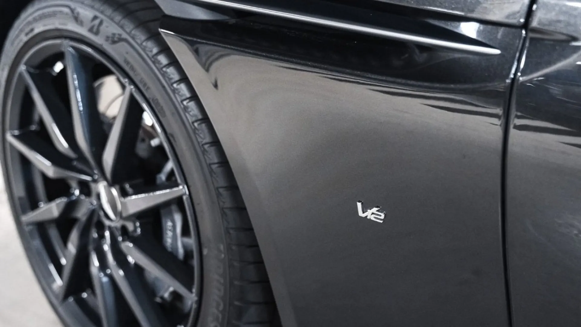 Aston Martin DB11 — photo 12