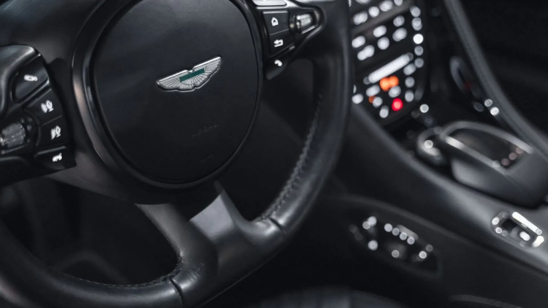 Aston Martin DB11 — photo 33