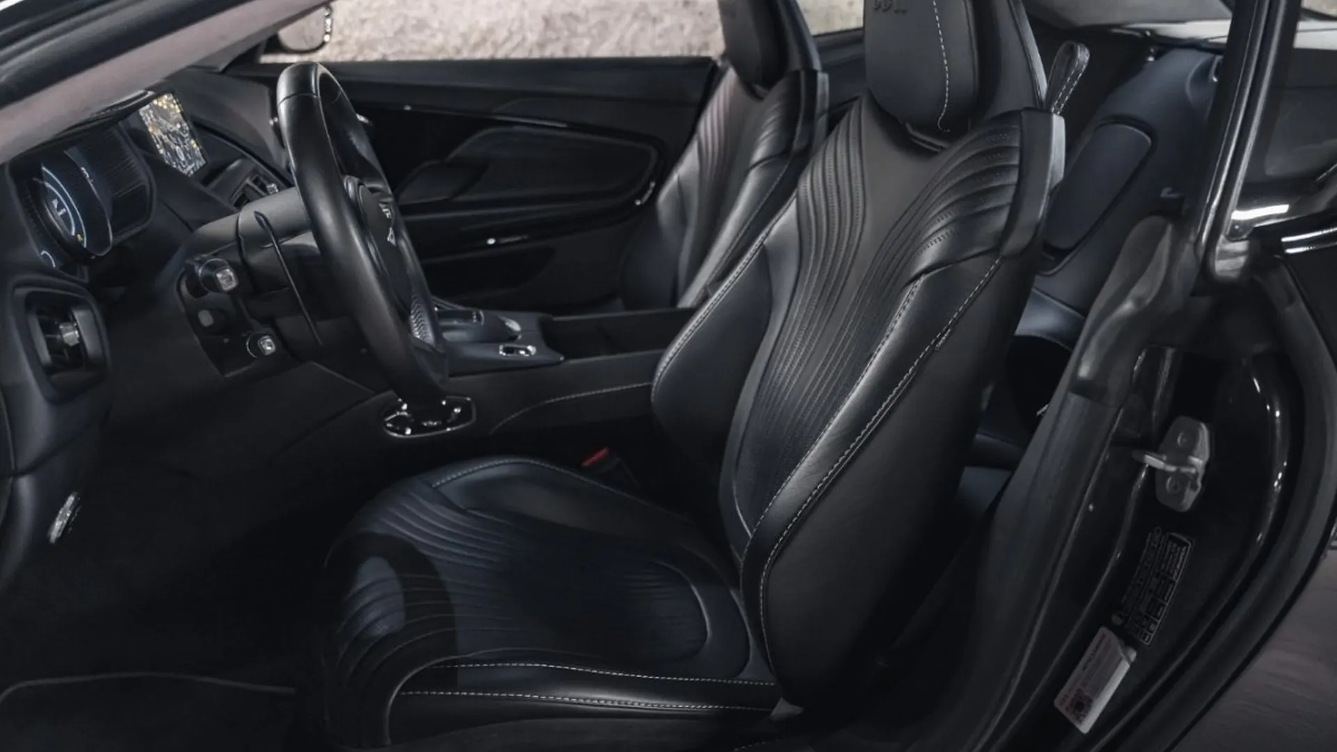 Aston Martin DB11 — photo 27