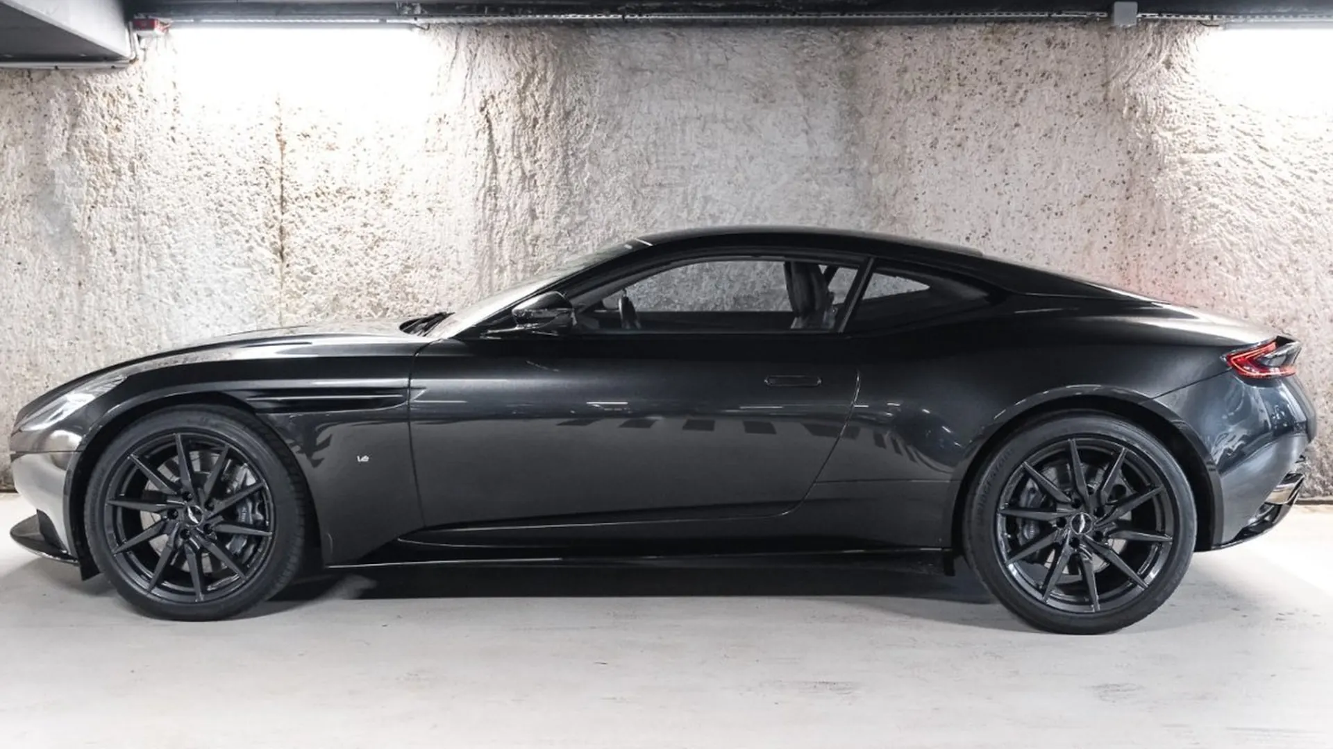 Aston Martin DB11 — photo 9